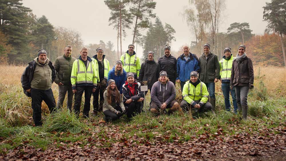 Teamfoto der Rhenus Lub Mitarbeiter bei der Baumpflanzaktion in Mönchengladbach