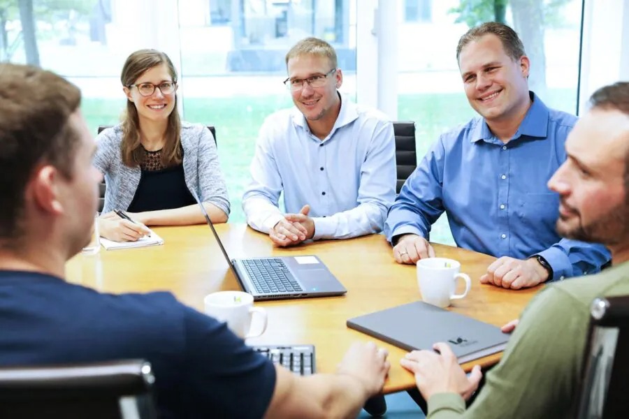 imgi_110_Mitarbeiter_Meeting-900x600